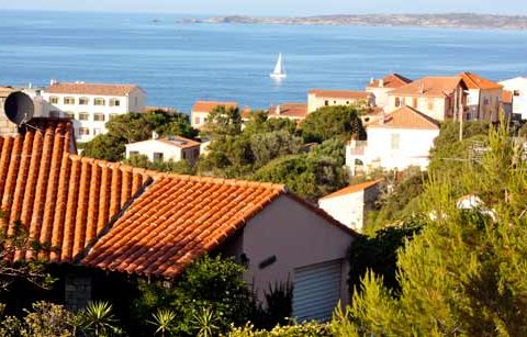 Terrain à bâtir de 1273 m² avec vue mer dans le centre de Calvi