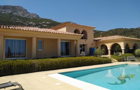 Villa de 200 m² avec vue mer et piscine, 132 m² de terrasse, jardin de 2689 m²