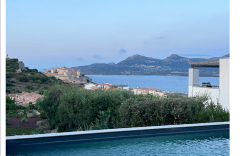 Villa neuve de 219  m² vue mer terrain 999 m² avec piscine
