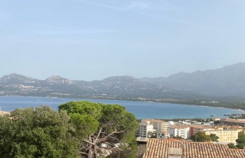 Beau T3 avec belle vue sur le golfe de Calvi